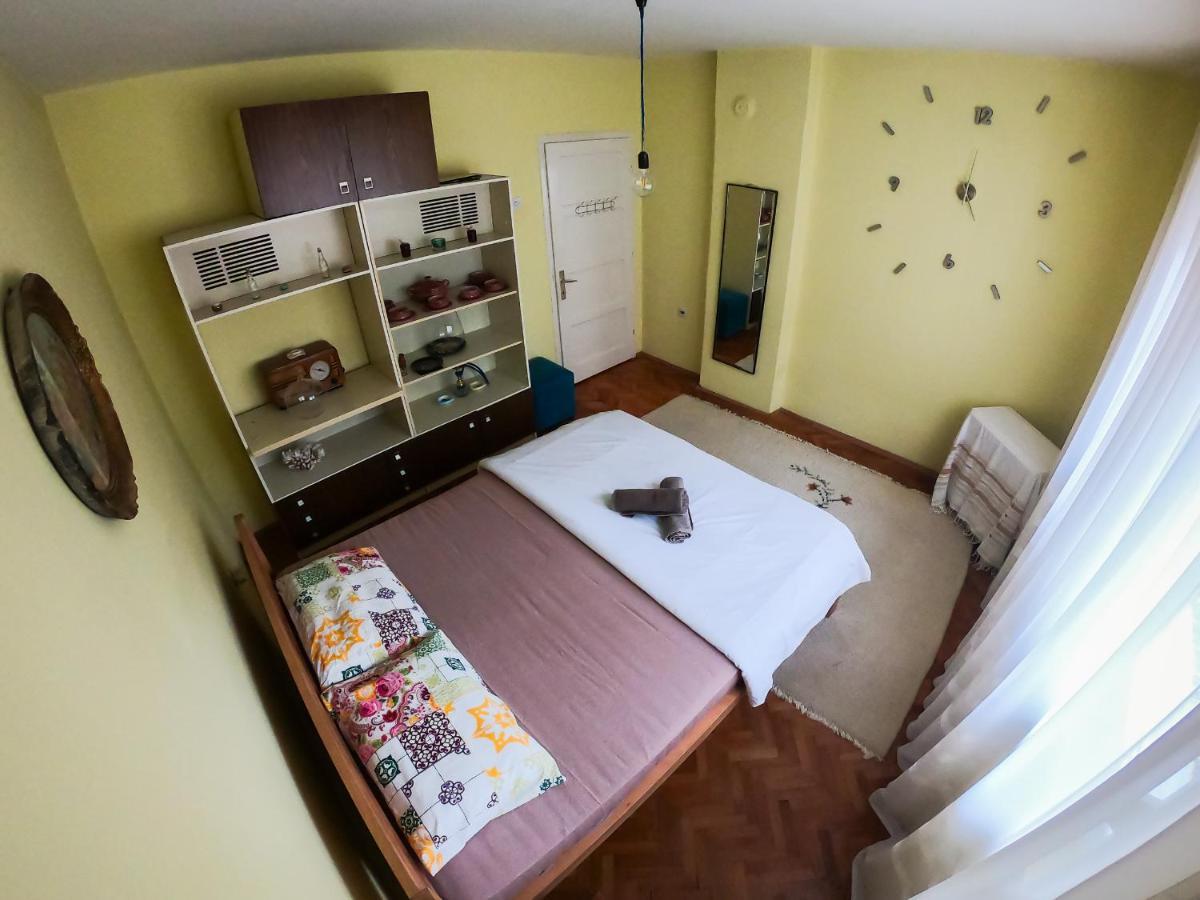 Sarac Hostel Peje Bagian luar foto