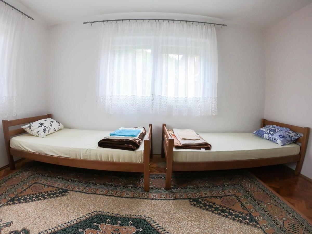 Sarac Hostel Peje Bagian luar foto