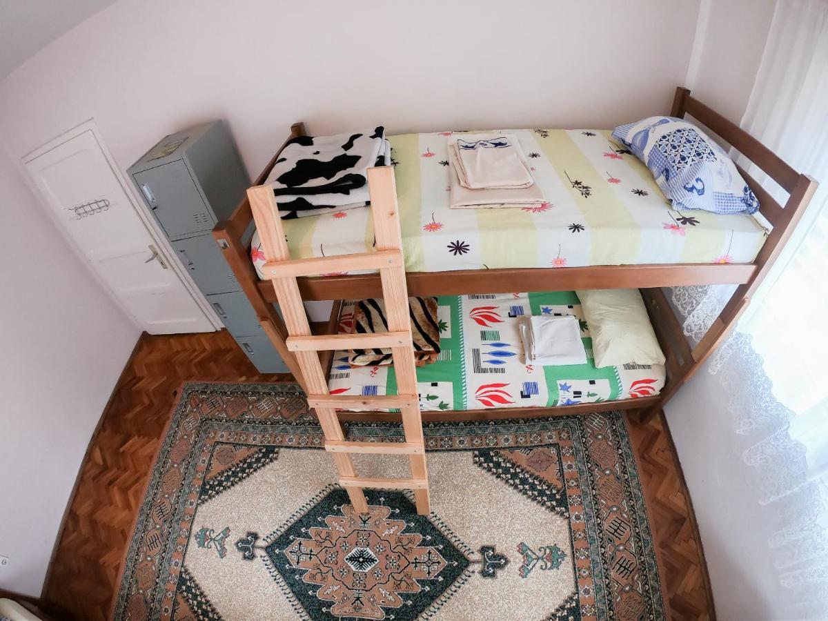 Sarac Hostel Peje Bagian luar foto