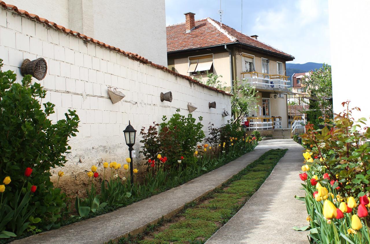 Sarac Hostel Peje Bagian luar foto