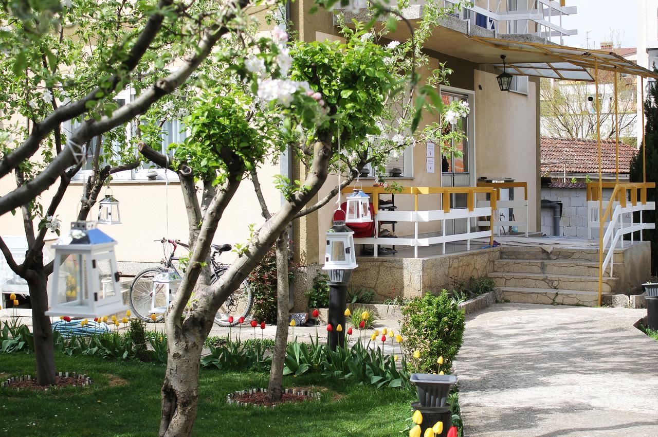 Sarac Hostel Peje Bagian luar foto