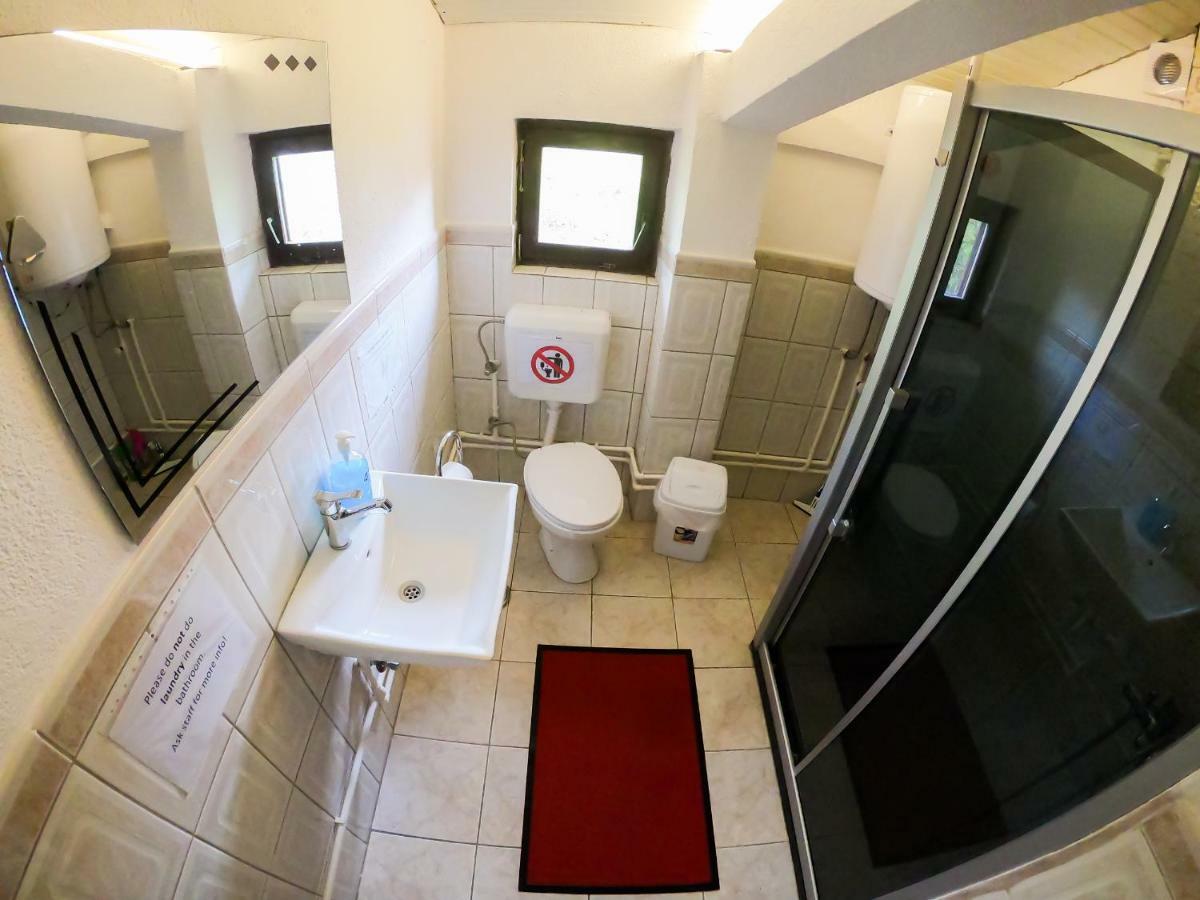 Sarac Hostel Peje Bagian luar foto